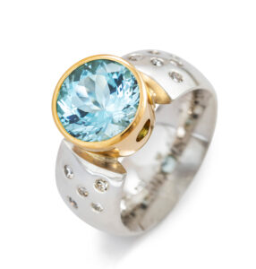 Ring mit Edelsteinen