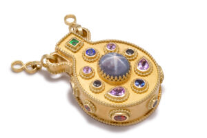 Anhäger mit Edelsteinen