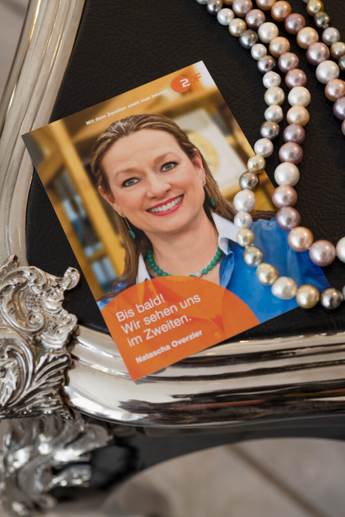Flyer auf Tisch, Natascha Overzier in Kooperation mit dem ZDF